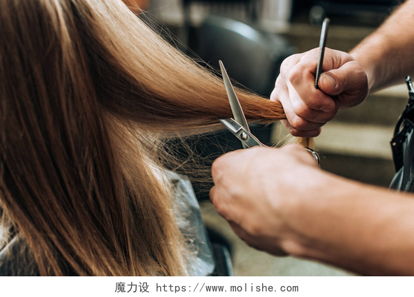 理发师剪头发特写理发师在美容院给年轻女子剪头发的剪影 